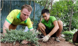 Bức ảnh trong bộ ảnh người nước ngoài làm sạch môi trường Hà Nội