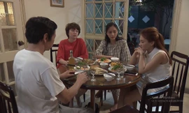 Cả nhà ông Sơn chờ cơm Vũ