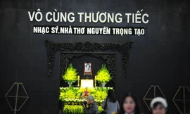 Gia đình, bạn bè tiễn đưa nhà thơ, nhạc sỹ Nguyễn Trọng Tạo. Ảnh: Xuân Tùng