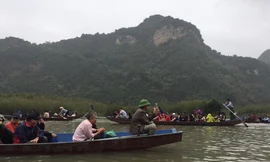 Đò chở khách trên suối Yến vẫn còn tình trạng chở quá số người, khách không mặc áo phao. Ảnh: N.Khánh