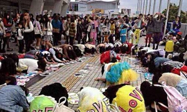 Fan Nhật 'gây bão' khi quỳ lạy poster thần tượng