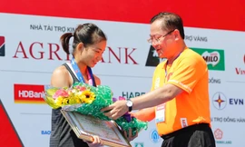 Nhà báo Lê Xuân Sơn - Tổng Biên tập báo Tiền Phong, Trưởng Ban Tổ chức Tiền Phong Marathon năm 2020, trao giải cho nhà vô địch 5km nữ tuyển Nguyễn Thị Oanh.