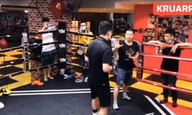 Ngạo mạn thách đấu võ sĩ boxing, môn đồ Vịnh Xuân nhận thất bại thảm hại
