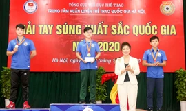 Bà Nguyễn Thị Nhung trao giải cho các tay súng trẻ.