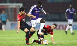 Bangkok United trong một cuộc đối đầu với CLB Hà Nội (giữa) tại vòng sơ loại AFC Champions League. 