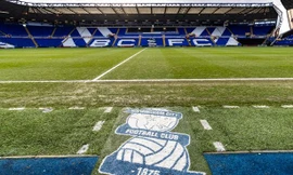 CLB Anh đầu tiên giảm lương cầu thủ vì COVID-19