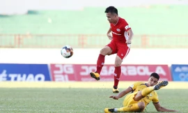 Hồ Khắc Ngọc in dấu giày trong cả hai bàn thắng vào lưới đội bóng cũ SLNA. Ảnh: Vnexpress