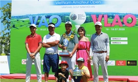 Quang Trí (trái) và Đặng Minh (giữa) là những golfer đầy triển vọng