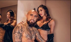 Mỹ nhân '6 múi' đăng ảnh mặc bikini, tình tứ với ngôi sao Barca