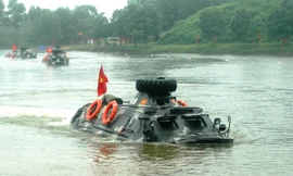 Xe lội nước của bộ đội ta xuất kích