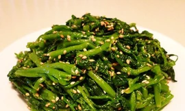 Đơn giản chỉ cần trộn cải xoong luộc cùng dầu mè và vừng rang là bạn đã có một món trộn ngon miệng