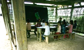 Những lớp học trống trước hở sau