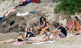  Leonardo DiCaprio cùng chụp hình với các bóng hồng sexy trên bãi biển.