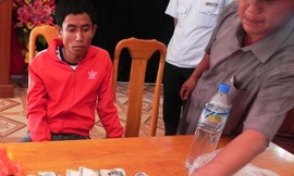 Đối tượng Sỏn, mặc áo màu đỏ. (Ảnh: Trang Trang/Vietnam+)