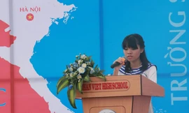 Hà Thị Phương Linh, học sinh lớp 12A1 trường THPT Nhân Việt, quận Tân Phú, TPHCM đã kể câu chuyện của chính bản thân em và mẹ khiến nhiều người bật khóc.