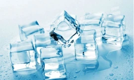 Có thể tạo ra nước đá có độ trong cao với nước sôi và làm lạnh từ từ.