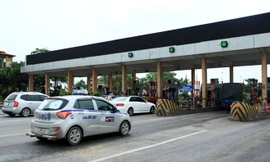 Phương tiện lưu thông qua trạm thu phí Bắc Thăng Long-Nội Bài. (Ảnh: Việt Hùng/Vietnam+) 