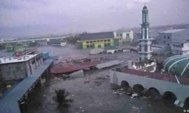 Sóng thần bất ngờ ập vào Indonesia