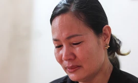 Chị Hải Yến suy sụp nhưng vẫn chưa chấp nhận sự thật chồng gặp nạn. Ảnh: Dương Tâm 