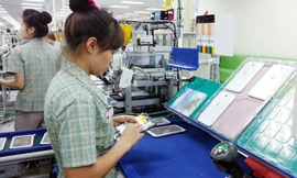 Công nhân dây chuyền lắp ráp điện thoại của Nhà máy Samsung Electronics Việt Nam tại Bắc Ninh