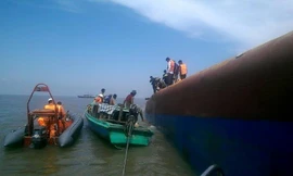 Lực lượng chức năng tiếp cận cứu nạn nhân