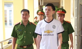 Hoàng Công Lương (áo trắng), một trong 3 bị can bị truy tố. Ảnh: H.L.