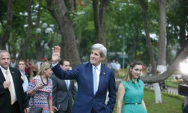 Ngoại trưởng Mỹ thư thái dạo bước ở Hồ Gươm