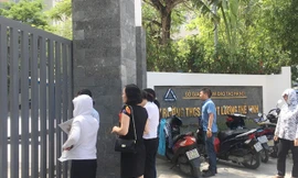 NHiều phụ huynh đội nắng đến trường THCS và THPT Lương Thế Vinh mong lấy lại được tiền 