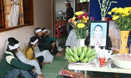 Gia đình tổ chức tang lễ cho mẹ con chị Khuyên 