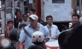 Dennis Marshall Gray bị người dân chứng kiến sự kiện phản đối (ảnh chụp từ clip)