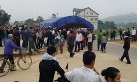 Gia đình dựng rạp để phản đối ngay giữa đường. Ảnh: Tân Kỳ. 