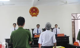 Bị cáo Nguyễn Khắc Thủy phạm tội "Dâm ô với trẻ em" với mức án 18 tháng tù treo.