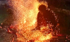 Huyền bí tục nhảy vào lửa đầu năm mới