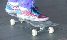 Sinh viên chế ván trượt từ 1.500 túi nylon phế thải