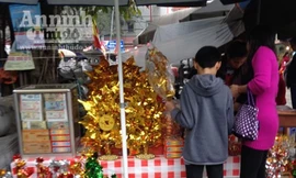 Đổi tiền lẻ vẫn náo nhiệt tại Bia Bà