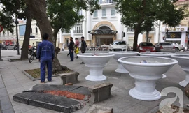 Ghế đá trăm tuổi tại Hồ Gươm bị xe tông vỡ nát