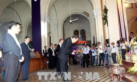 Phó Thủ tướng Trương Hòa Bình viếng Tổng giám mục Phaolô Bùi Văn Đọc. Ảnh: Thanh Vũ/TTXVN 