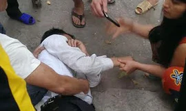 Người dân không thể gọi điện cho người nhà nạn nhân do điện thoại nạn nhân khóa mã.