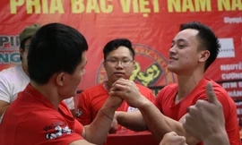 Hàng trăm thanh niên thi vật tay tại Hà Nội