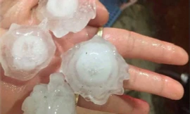 Những hạt mưa đá rớt xuống ở khu vực huyện Xuân Lộc, tỉnh Đồng Nai 