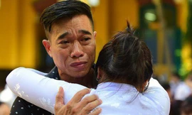 Khóc trước cổng trường công lập: Nghịch lý ở đâu?