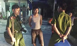 Lưu Văn Châu (đứng giữa) bị bắt khẩn cấp về hành vi Chống người thi hành công vụ 