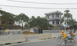 Thanh Hóa: Dân tự ý tháo dỡ rào chắn 'bay' qua đường