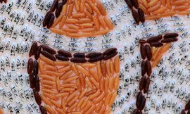 Độc đáo bức tranh gạo 1.001 chữ Lộc tại chợ ve chai miền Tây