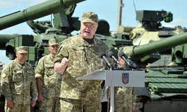 Tổng thống Ukraine tiết lộ 3 kịch bản để giải quyết cuộc xung đột đẫm máu ở miền đông Ukraine.