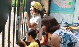 Bố mẹ có con vào lớp 1 háo hức chứng kiến lễ khai trường đầu tiên ở cấp tiểu học của con. Ảnh: PNVN 