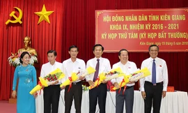 Ông Mai Văn Huỳnh, thứ 2, bên phải