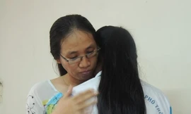 Cô giáo “không giảng bài” ôm học trò để hòa giải