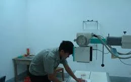 Hi hữu máy chụp X-quang kẹp chết cứng bệnh nhân nữ