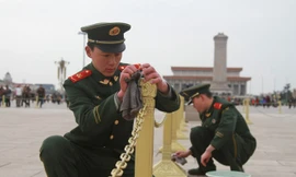 Quân nhân Trung Quốc lau dọn Thiên An Môn